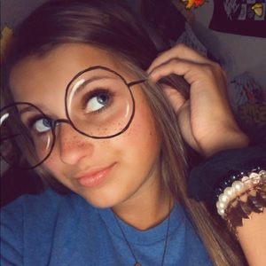 Meet your Posher, Eva